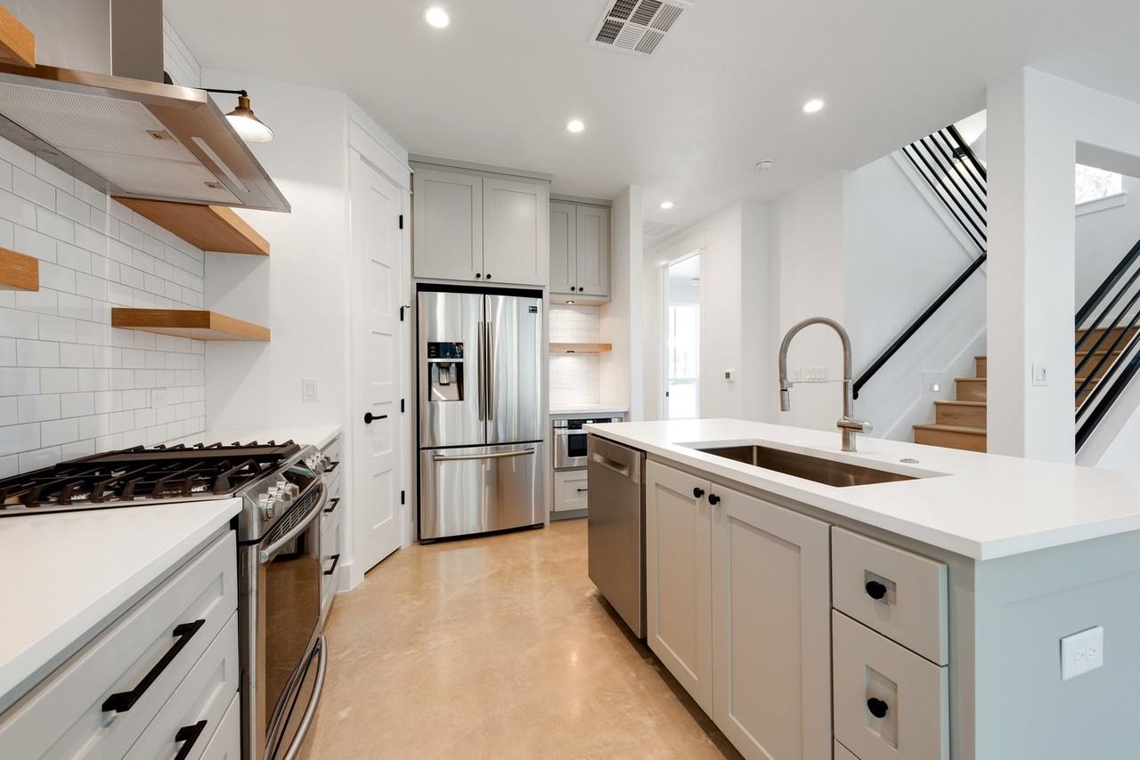 1201 W 22nd St - Photo 3 of 29