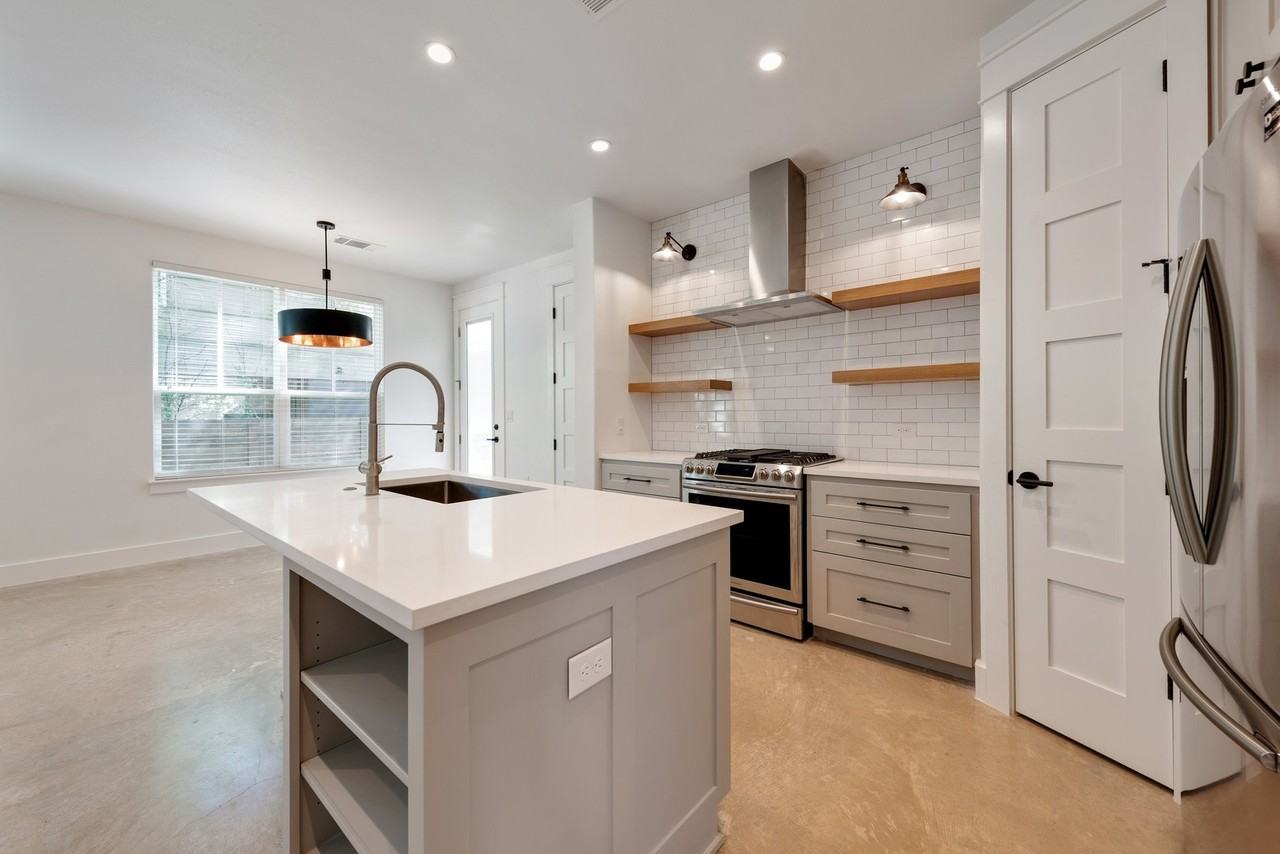 1201 W 22nd St - Photo 4 of 29