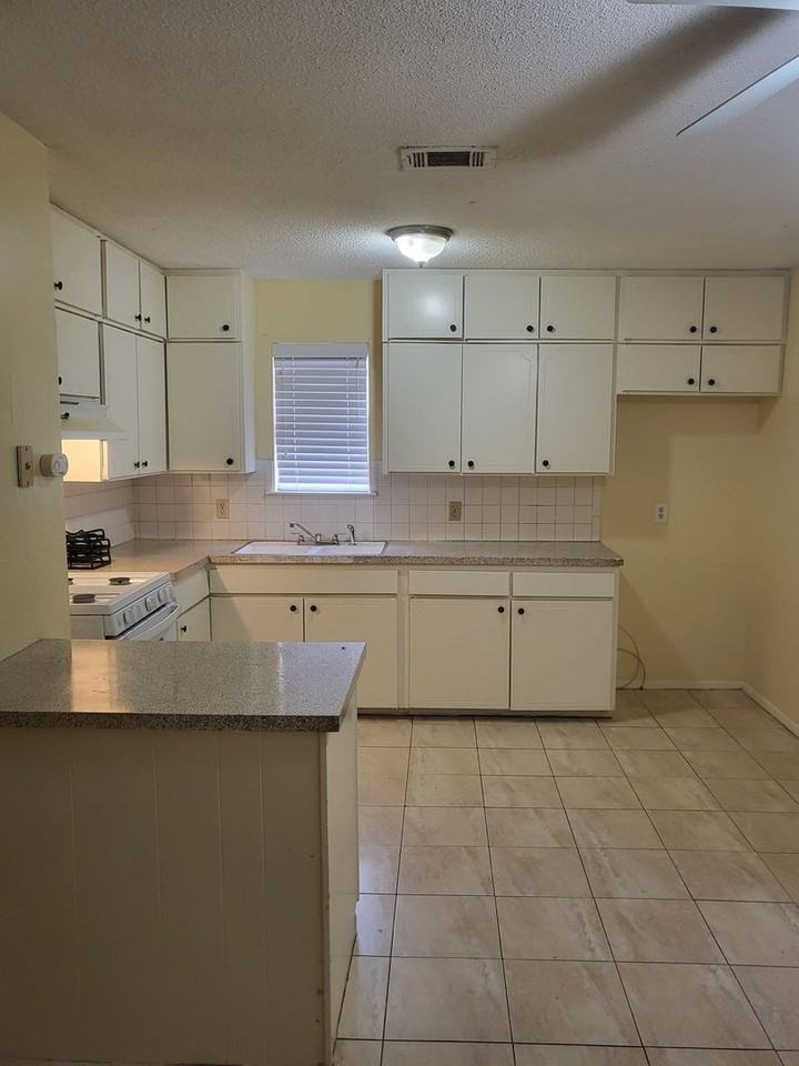 1551 Pamela Ln - Photo 3 of 19