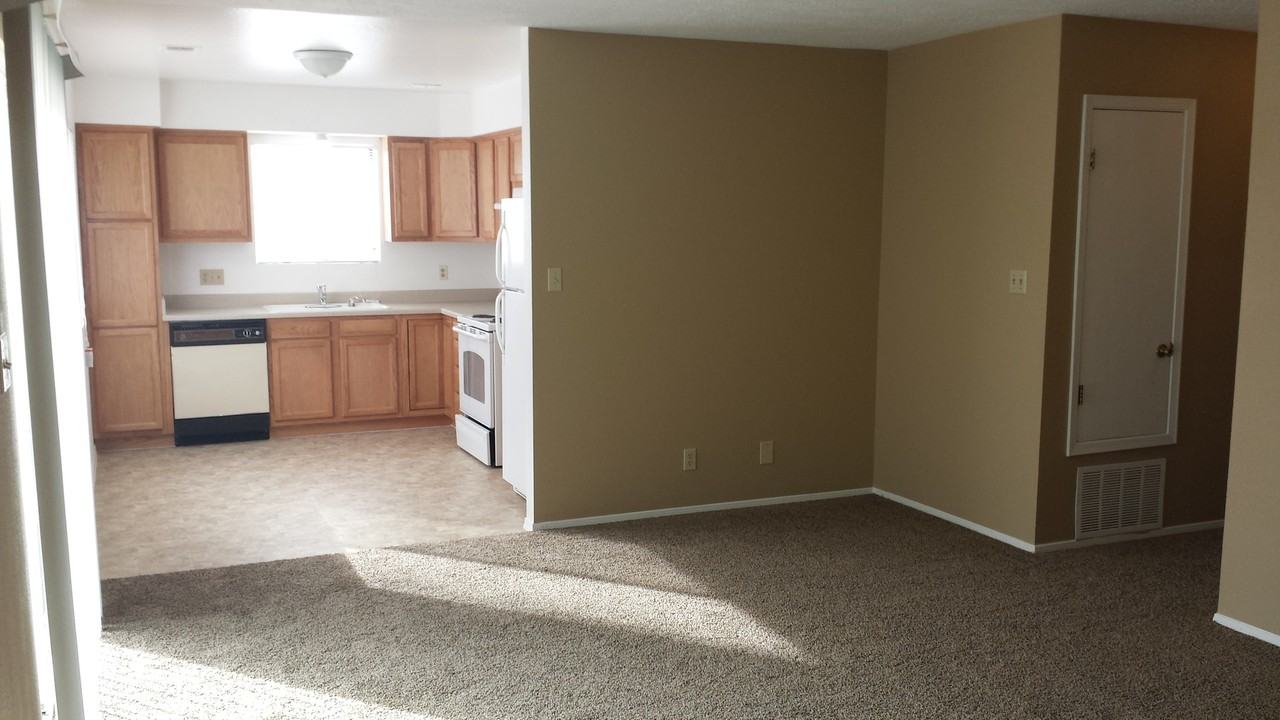 590 Stallion Rd Se - Photo 3 of 8