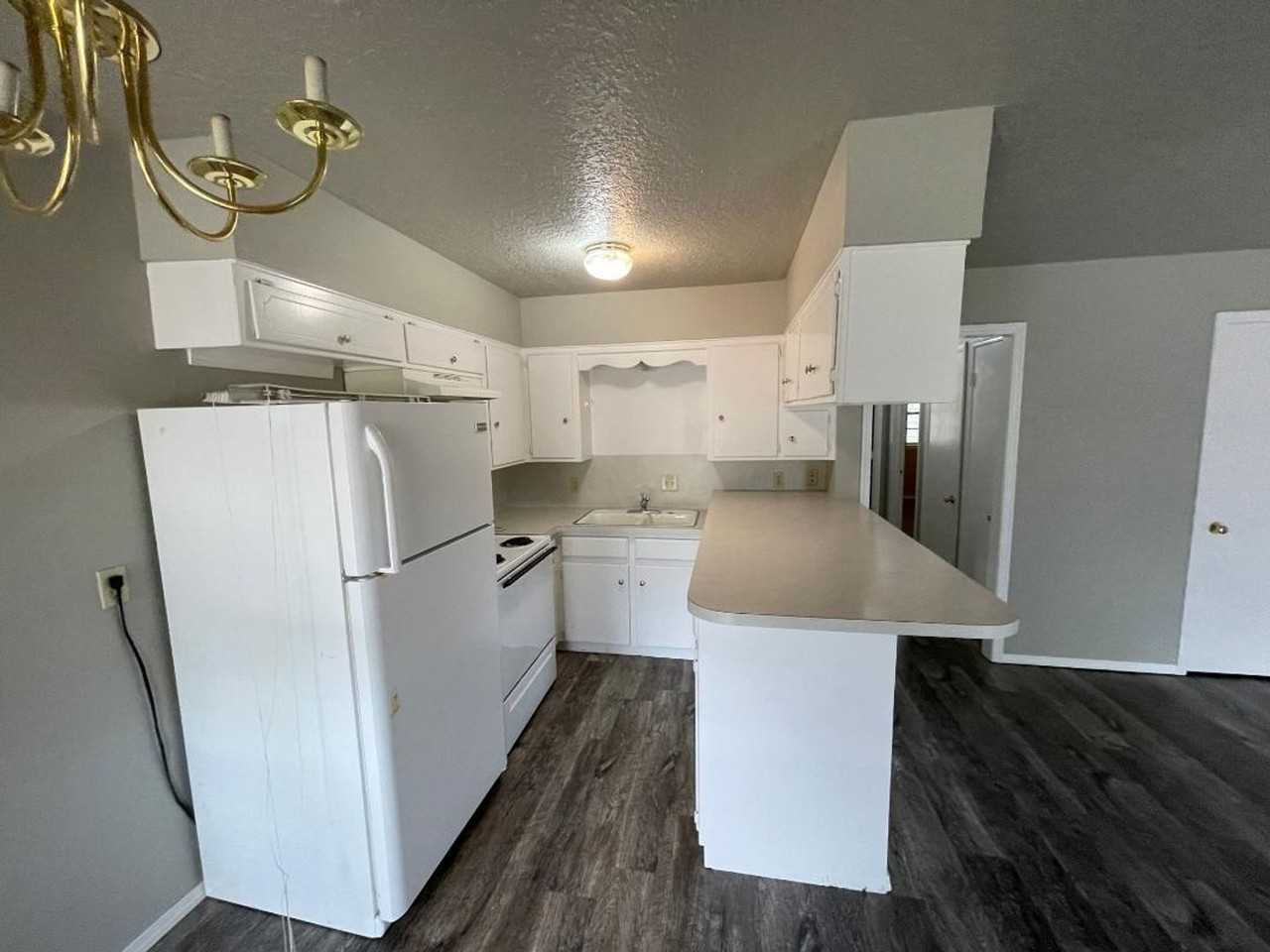 1406 Rebecca Ln - Photo 4 of 12