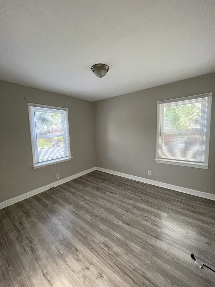 1028 Mcarthur Ave - Photo 5 of 12