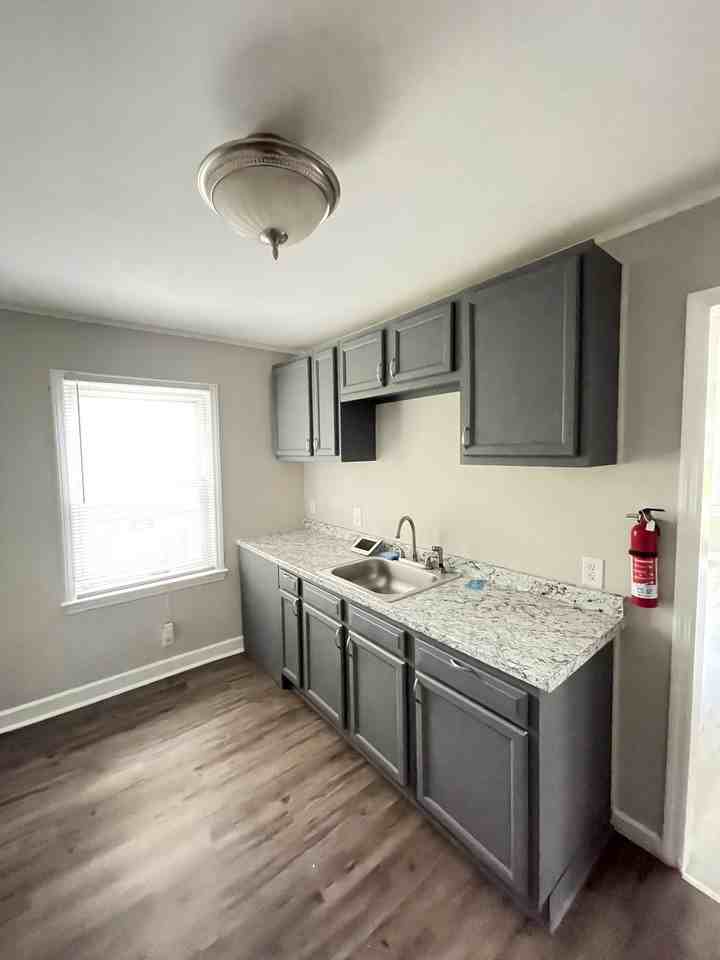 1028 Mcarthur Ave - Photo 7 of 12