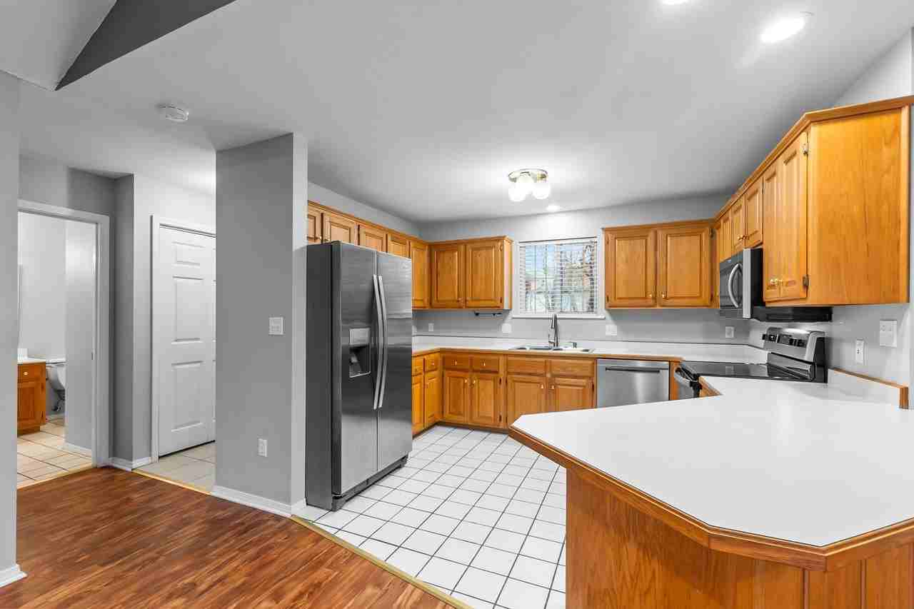 911 Stonebridge Dr - Photo 5 of 30