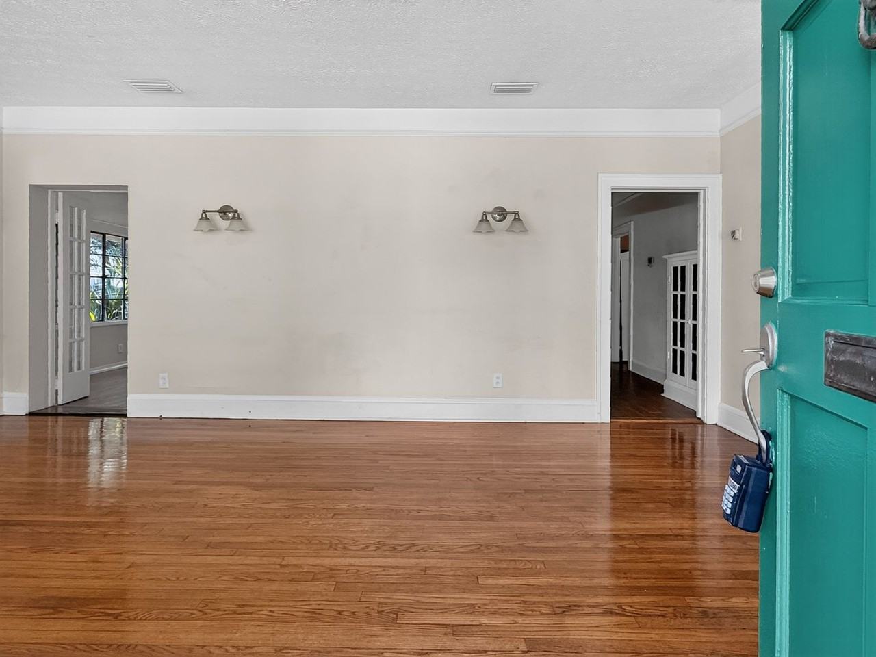 2736 Lydia St - Photo 5 of 46