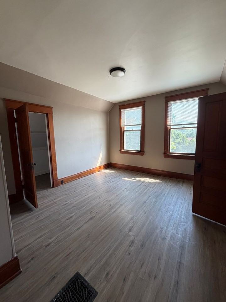 2072 Broadway St - Photo 2 of 11