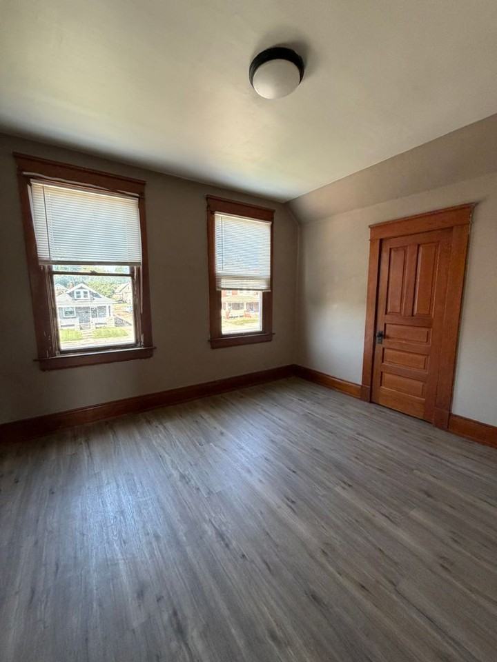 2072 Broadway St - Photo 5 of 11