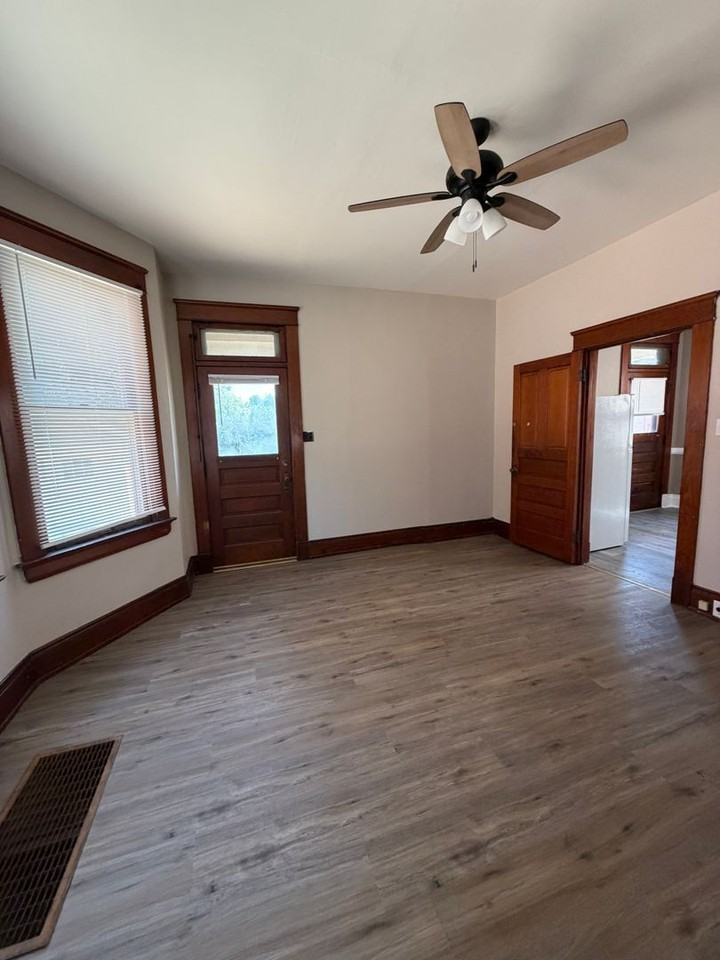 2072 Broadway St - Photo 7 of 11