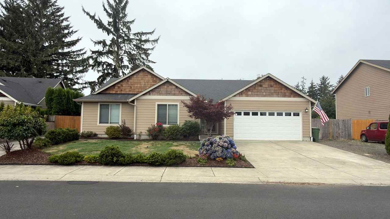 355 Sw Kalmia Ave - Photo 2 of 35