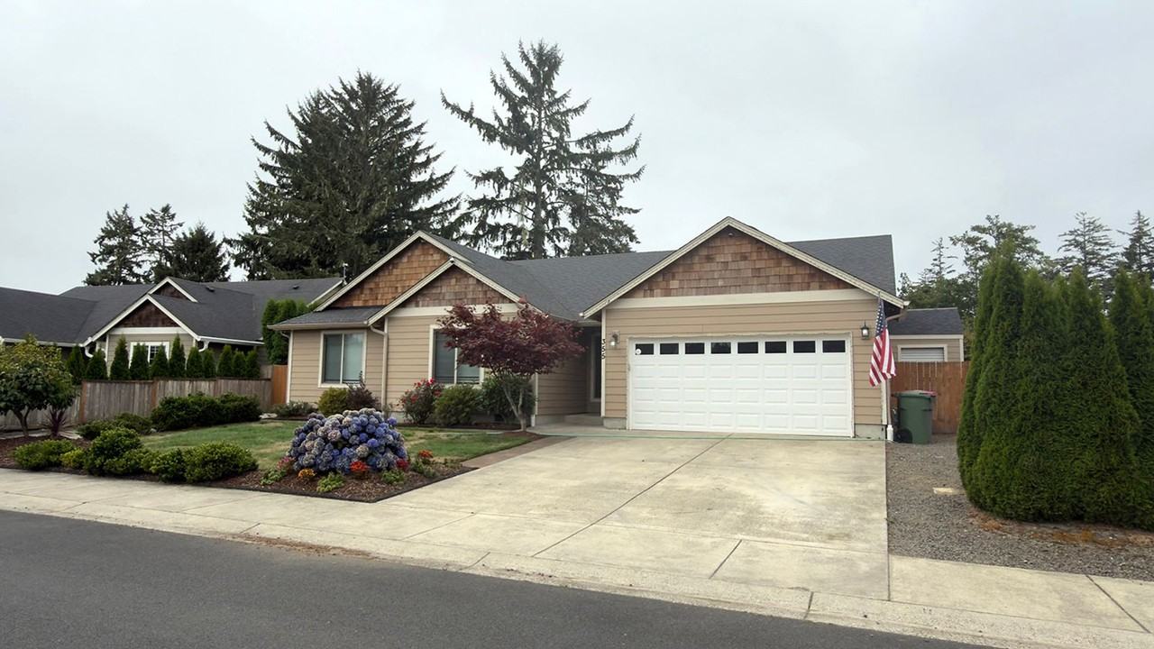 355 Sw Kalmia Ave - Photo 4 of 35