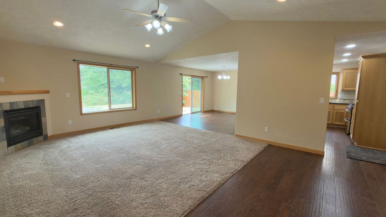 355 Sw Kalmia Ave - Photo 6 of 35