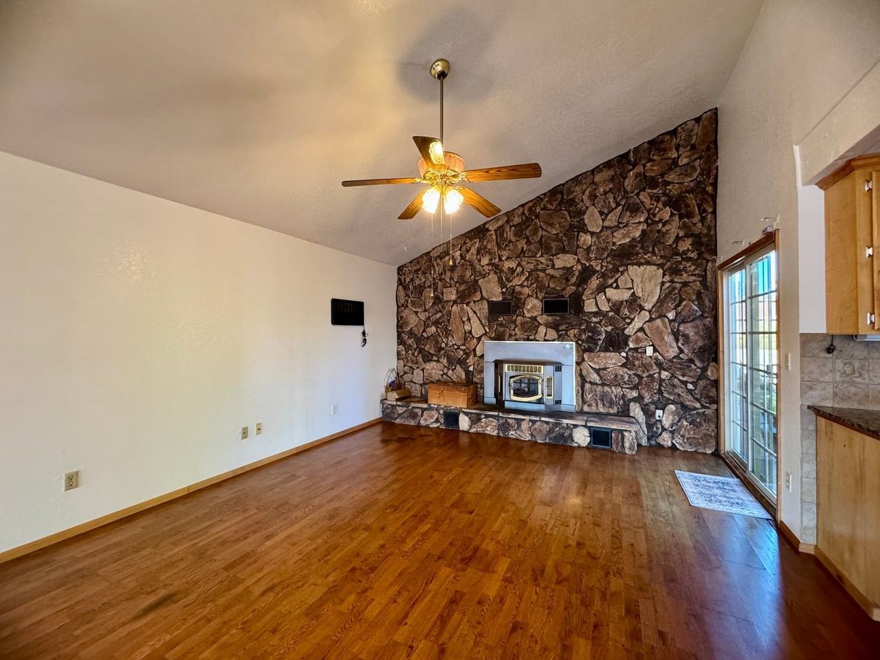 2555 Westridge Dr - Photo 6 of 33