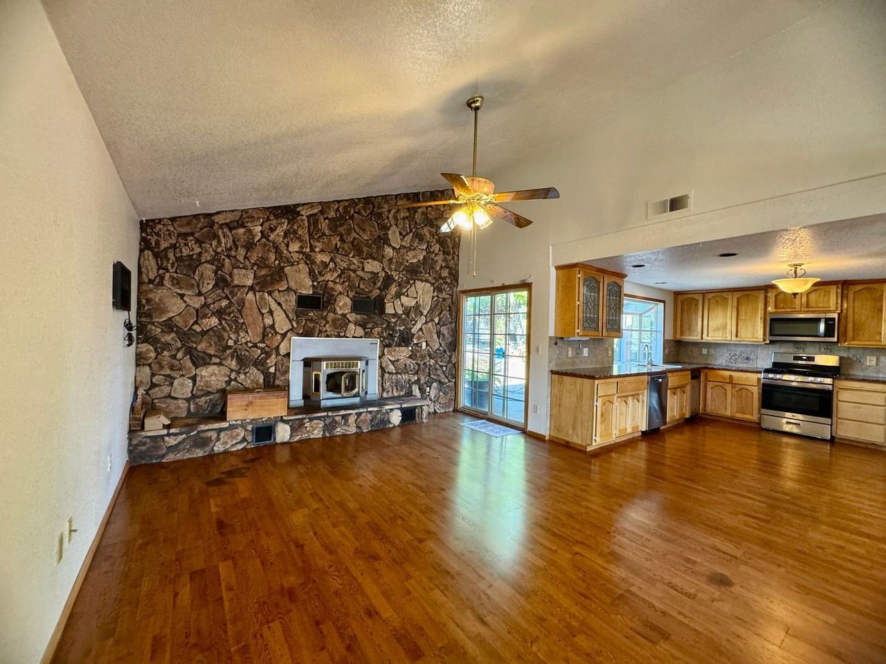 2555 Westridge Dr - Photo 7 of 33