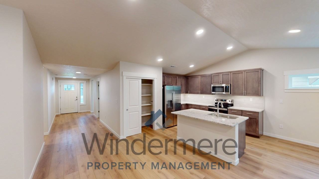 637 Kingbird Ct - Photo 2 of 19