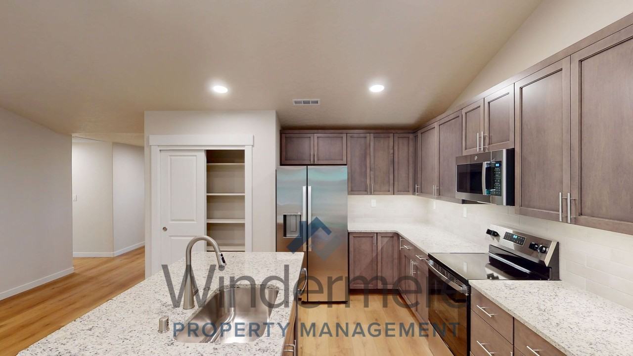 637 Kingbird Ct - Photo 5 of 19