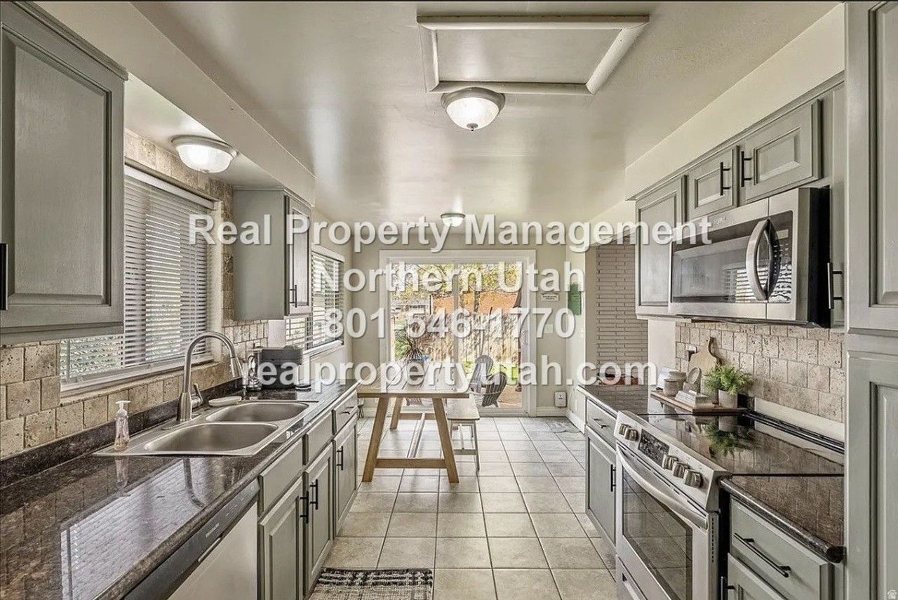 6075 S 2125 W - Photo 3 of 30