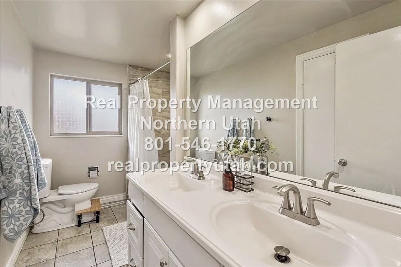 6075 S 2125 W - Photo 6 of 30