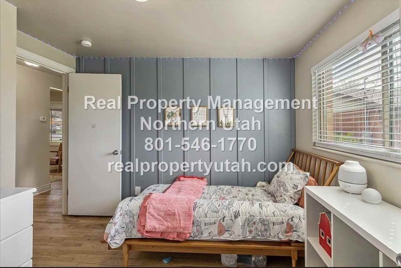 6075 S 2125 W - Photo 7 of 30