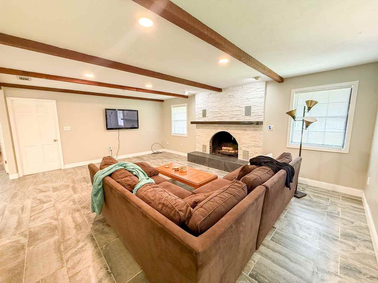 305 Nw 28th Ter - Photo 4 of 40
