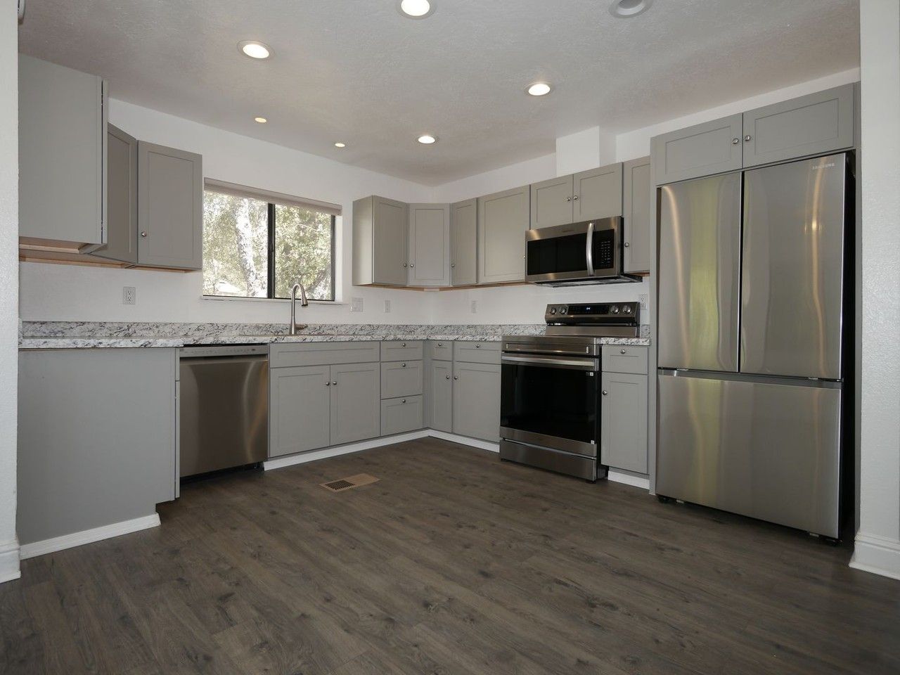 2503 Hogan Ct - Photo 4 of 15