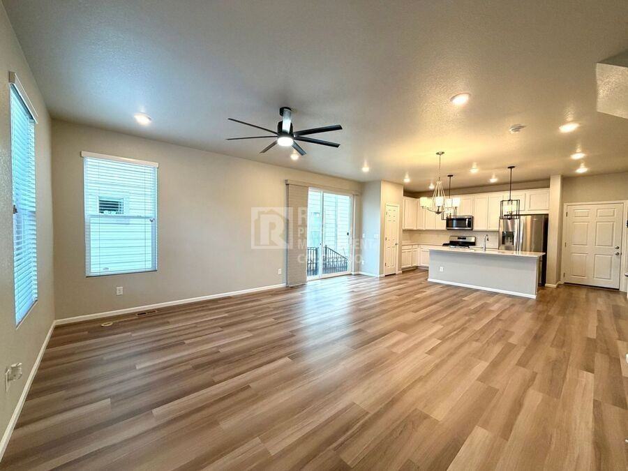 387 Courtfield Way - Photo 3 of 21