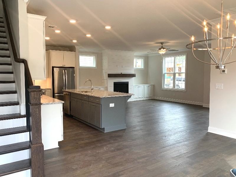 570 Turlington Pl - Photo 7 of 39