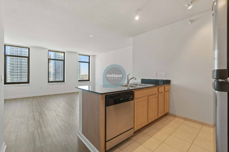 363 N Desplaines St - Photo 4 of 15