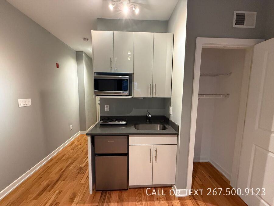 533 N Budd St #1D - Photo 3 of 10