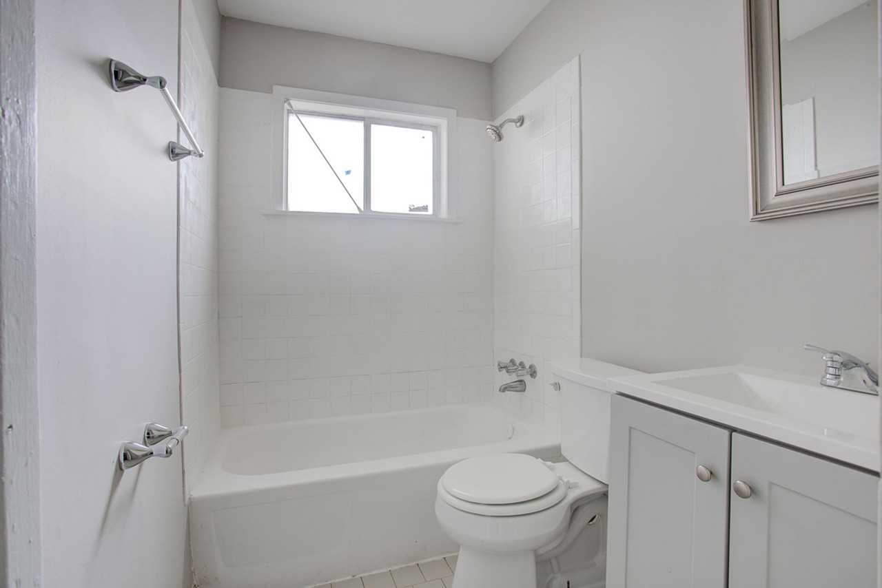 1053 Treadwell St - Photo 5 of 9