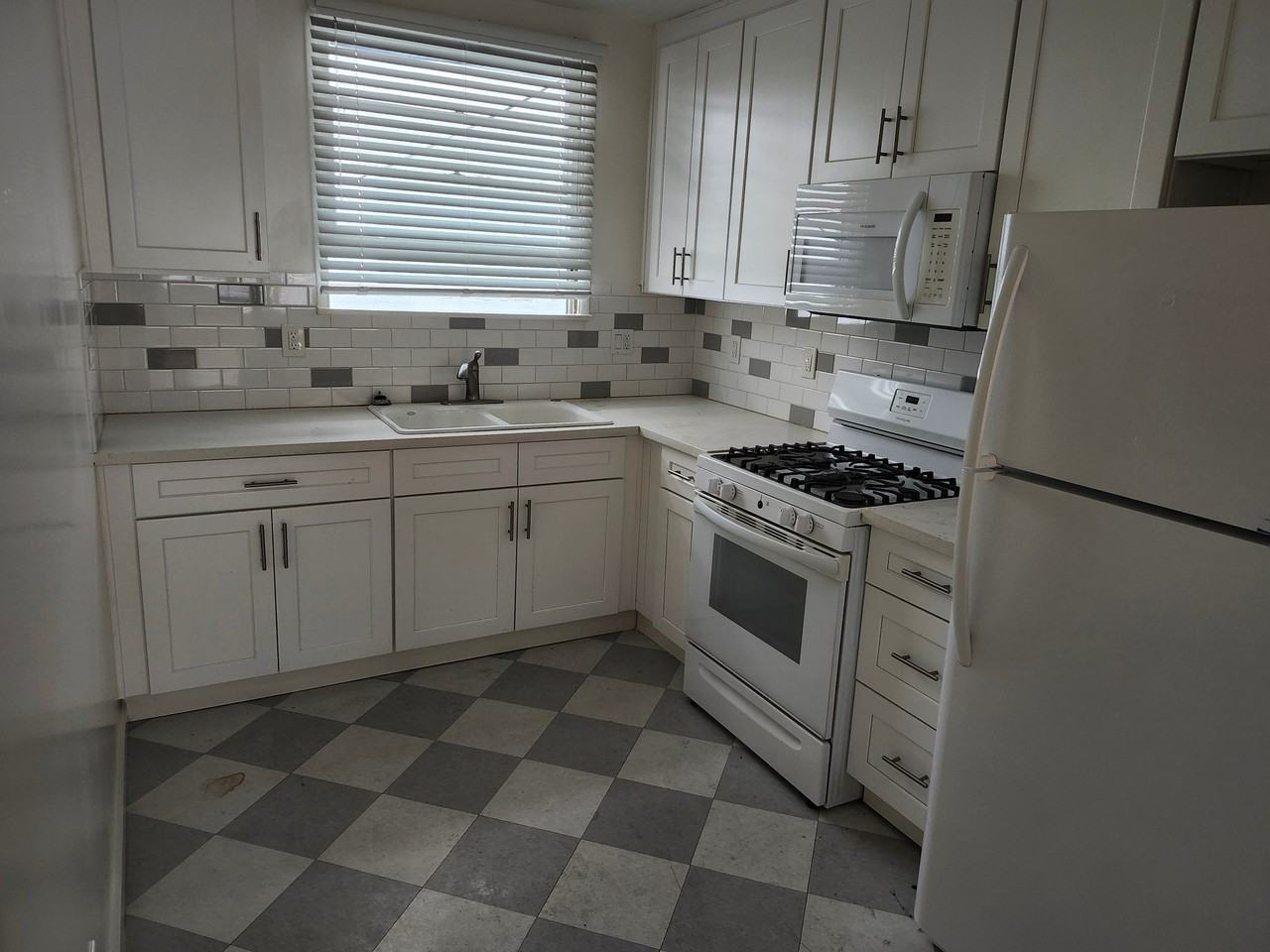 1051 S Bedford St #6 - Photo 4 of 13