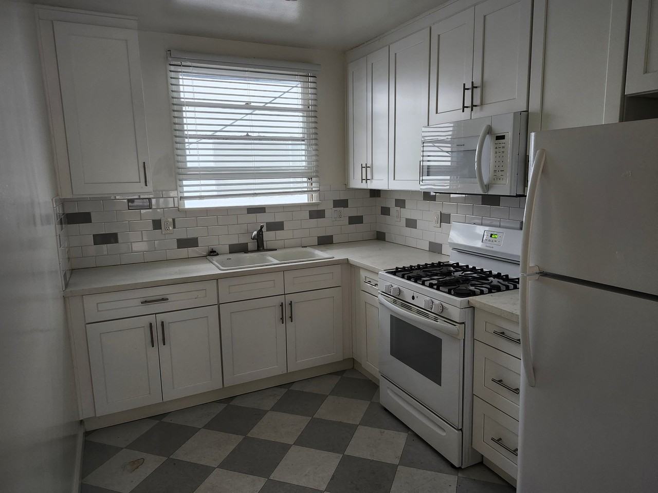 1051 S Bedford St #6 - Photo 5 of 13
