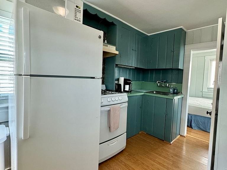 21 Ocean Blvd #B - Photo 3 of 11