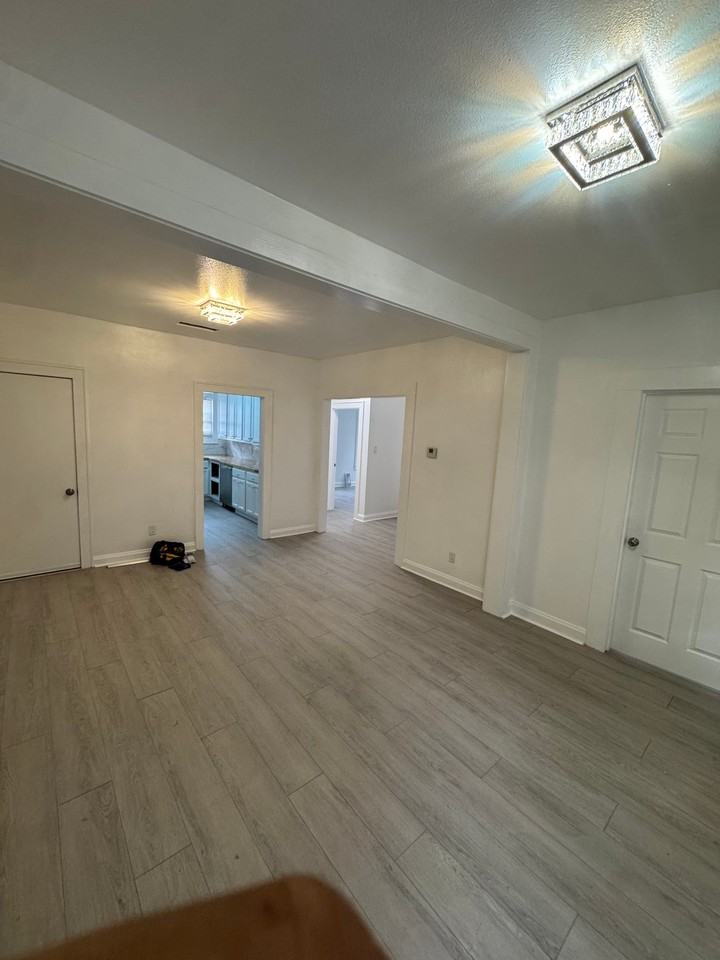 117 Ease College St - Photo 2 of 13