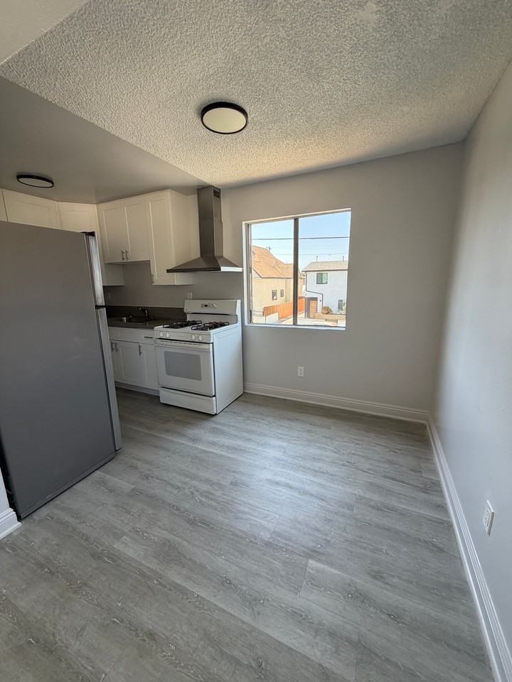 217 E 24th St #5 - Photo 4 of 13