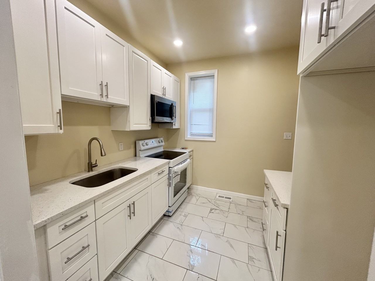 916 W Boston St ## 18 - Photo 2 of 7