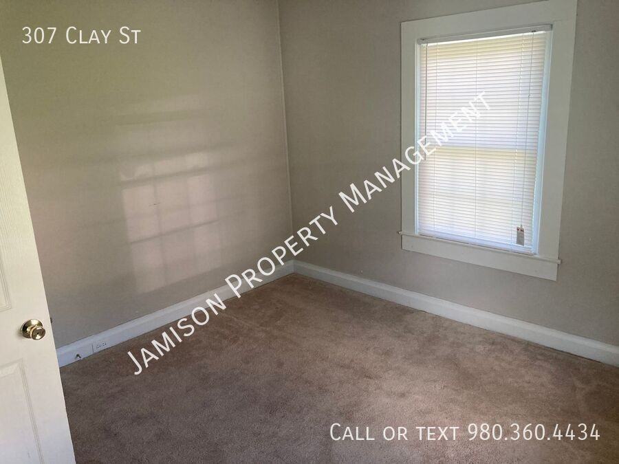 307 Clay St - Photo 3 of 7
