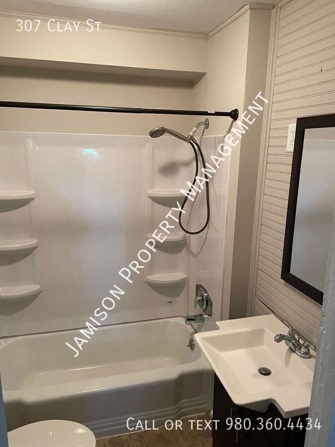 307 Clay St - Photo 4 of 7