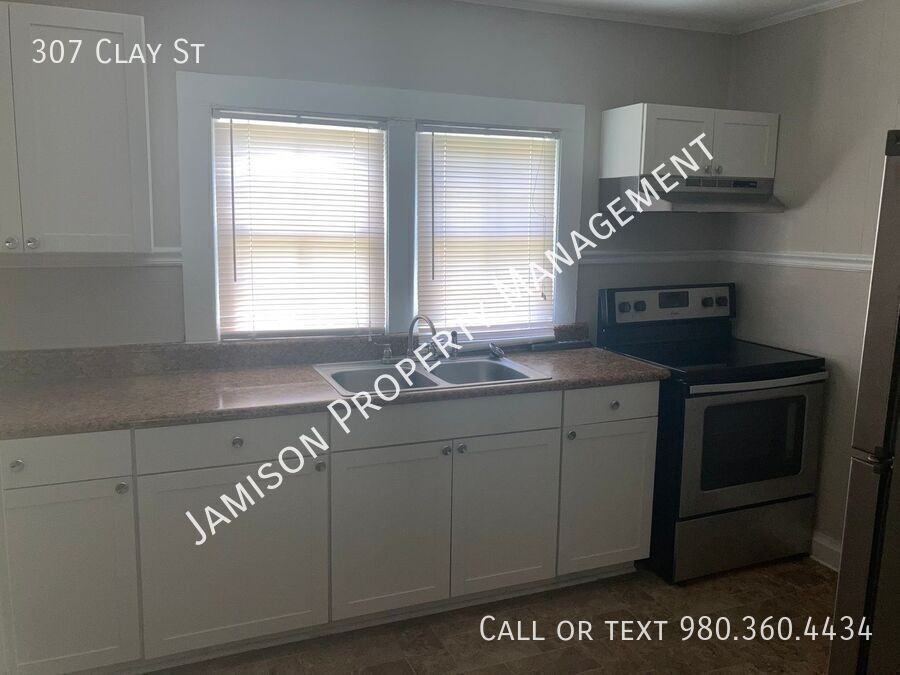 307 Clay St - Photo 5 of 7