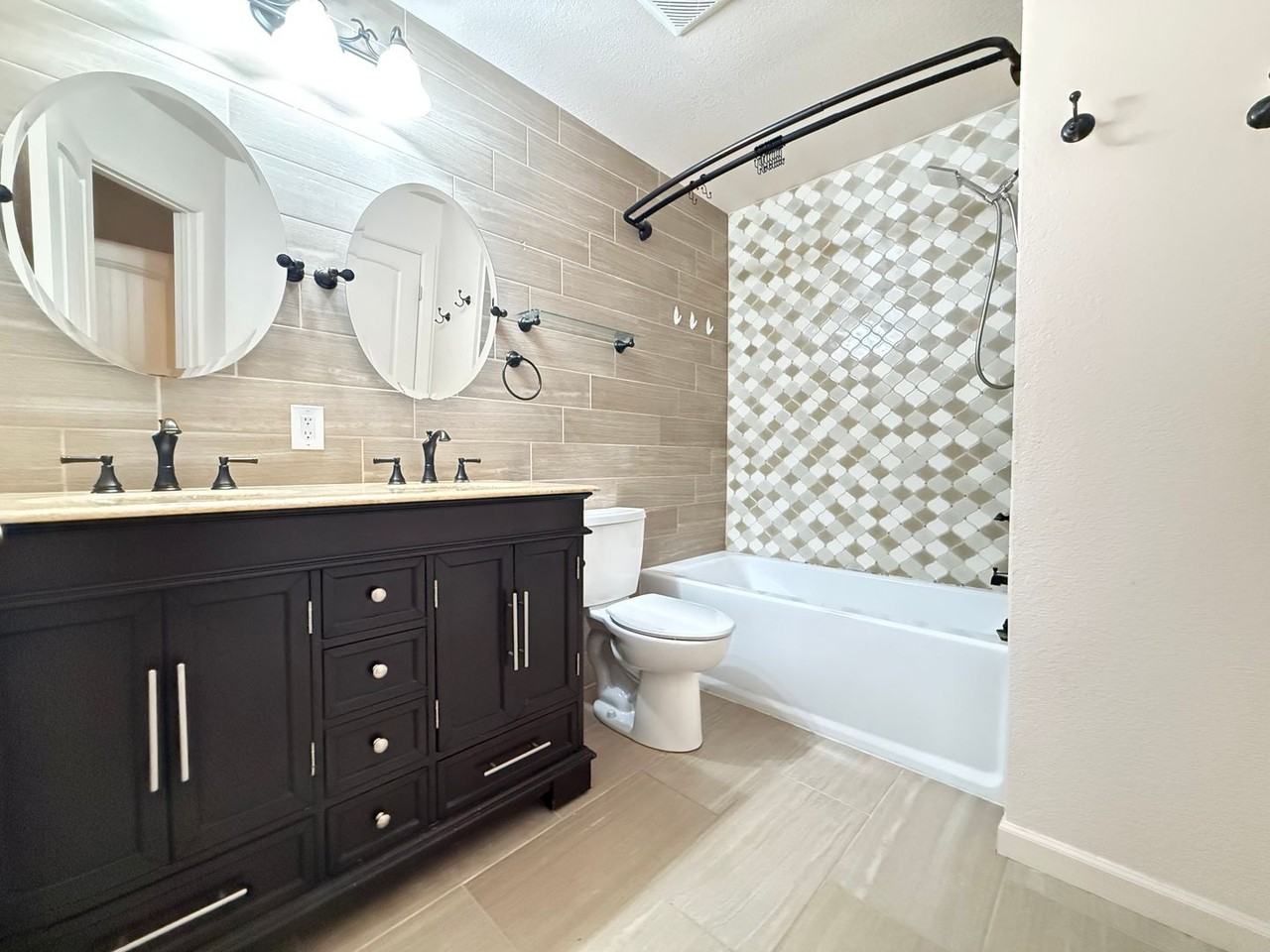 3408 Queen Anne Way - Photo 2 of 8