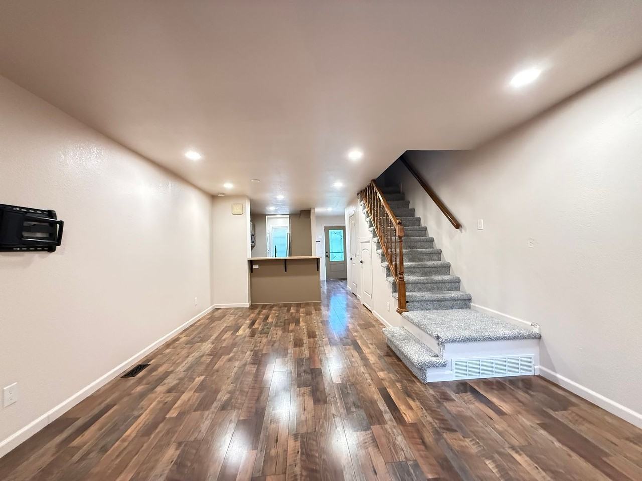3408 Queen Anne Way - Photo 5 of 8