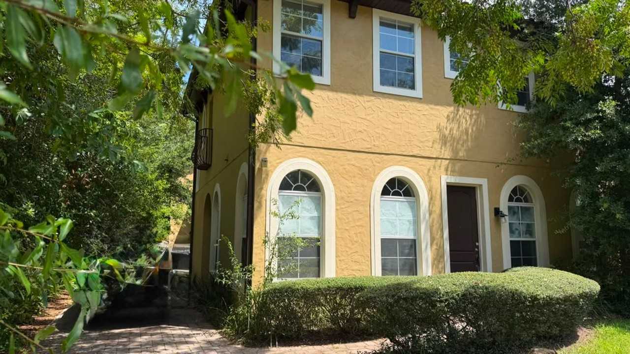 1455 Catherine St - Photo 4 of 47