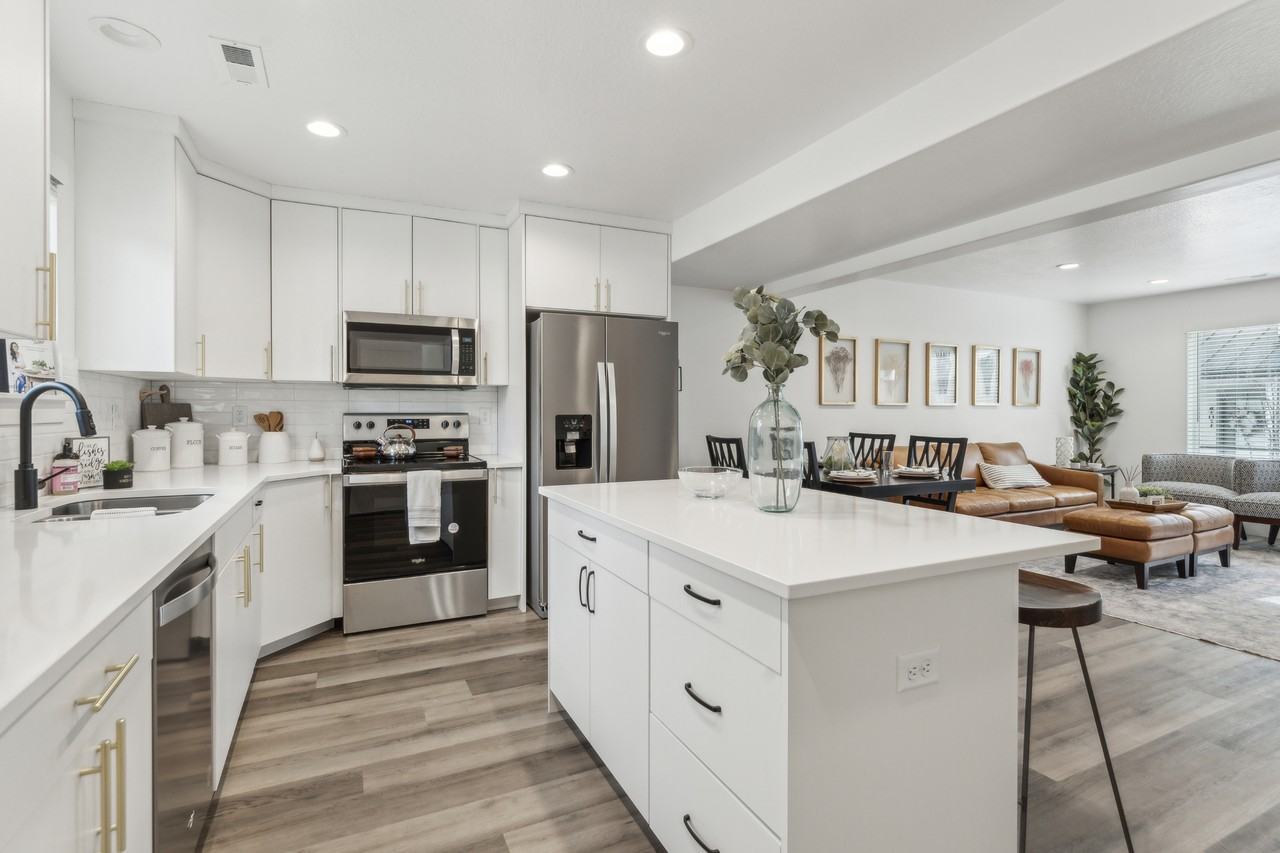 635 40th St #1006 - Photo 2 of 24
