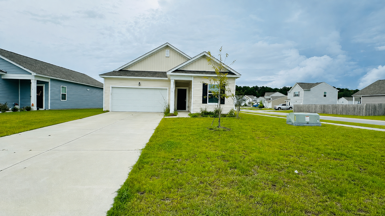512 Pender Woods Drive - Photo 2 of 15