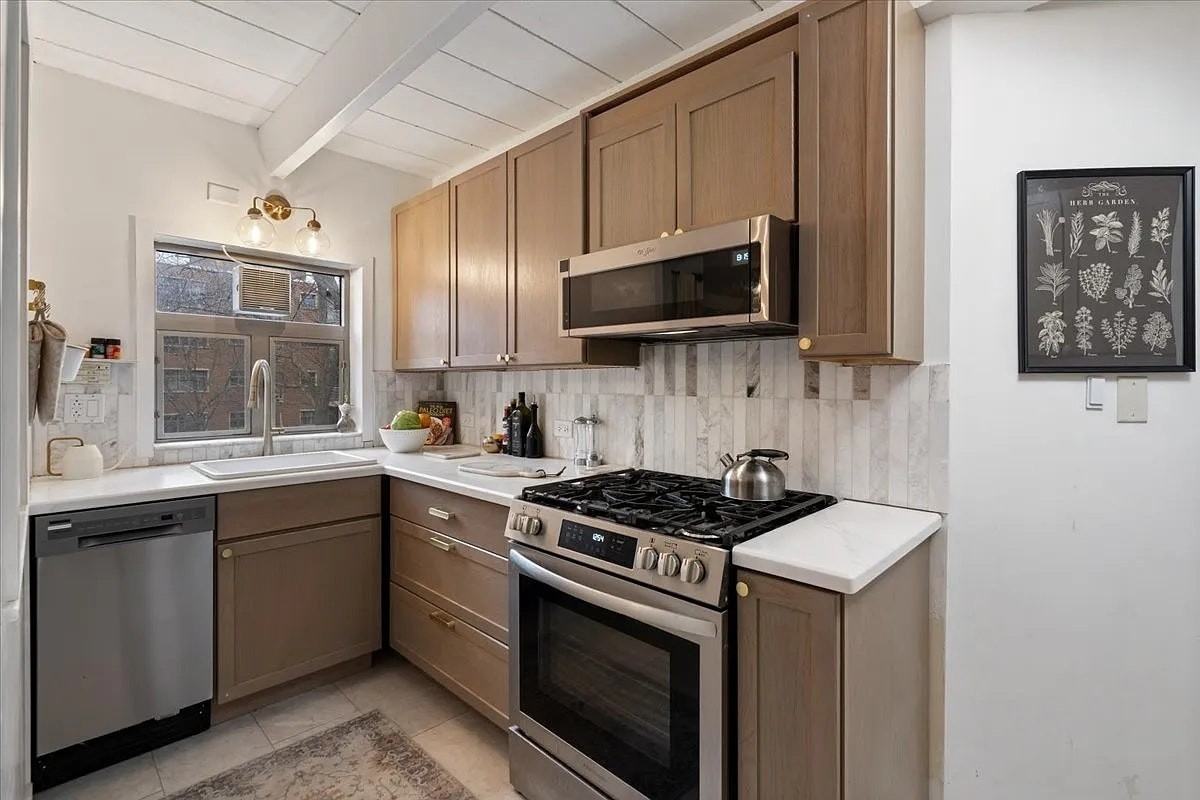 1860 Sherman Avenue - Photo 4 of 9