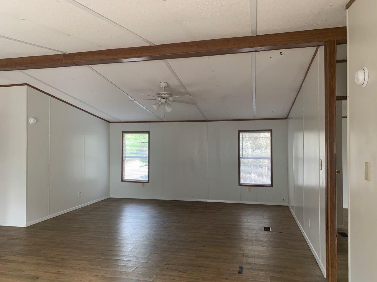 915 Boulder Blf - Photo 3 of 25