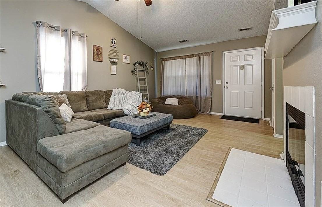 1701 Signature Dr - Photo 3 of 21