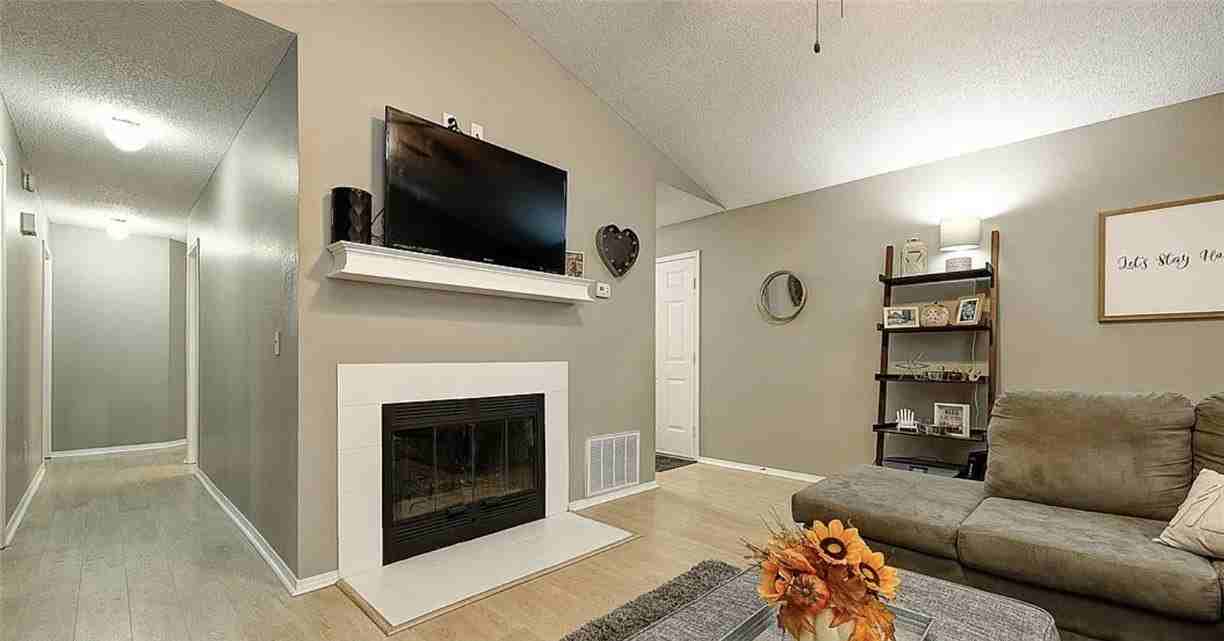 1701 Signature Dr - Photo 4 of 21