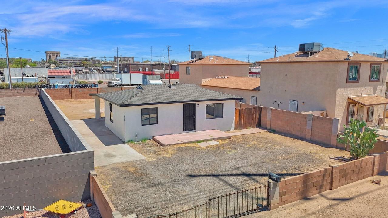 1806 W Sherman St - Photo 2 of 14