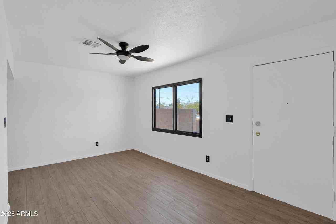 1806 W Sherman St - Photo 5 of 14