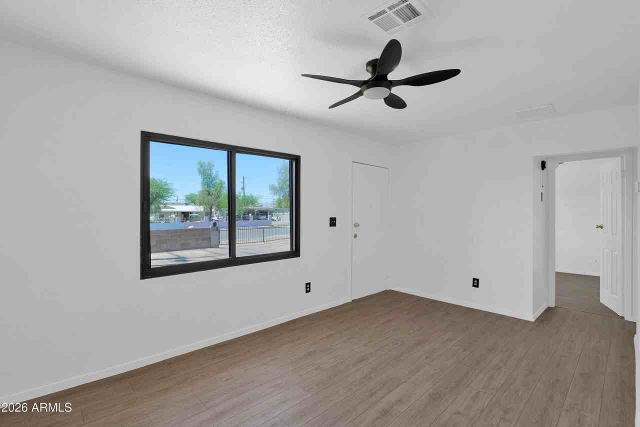 1806 W Sherman St - Photo 6 of 14